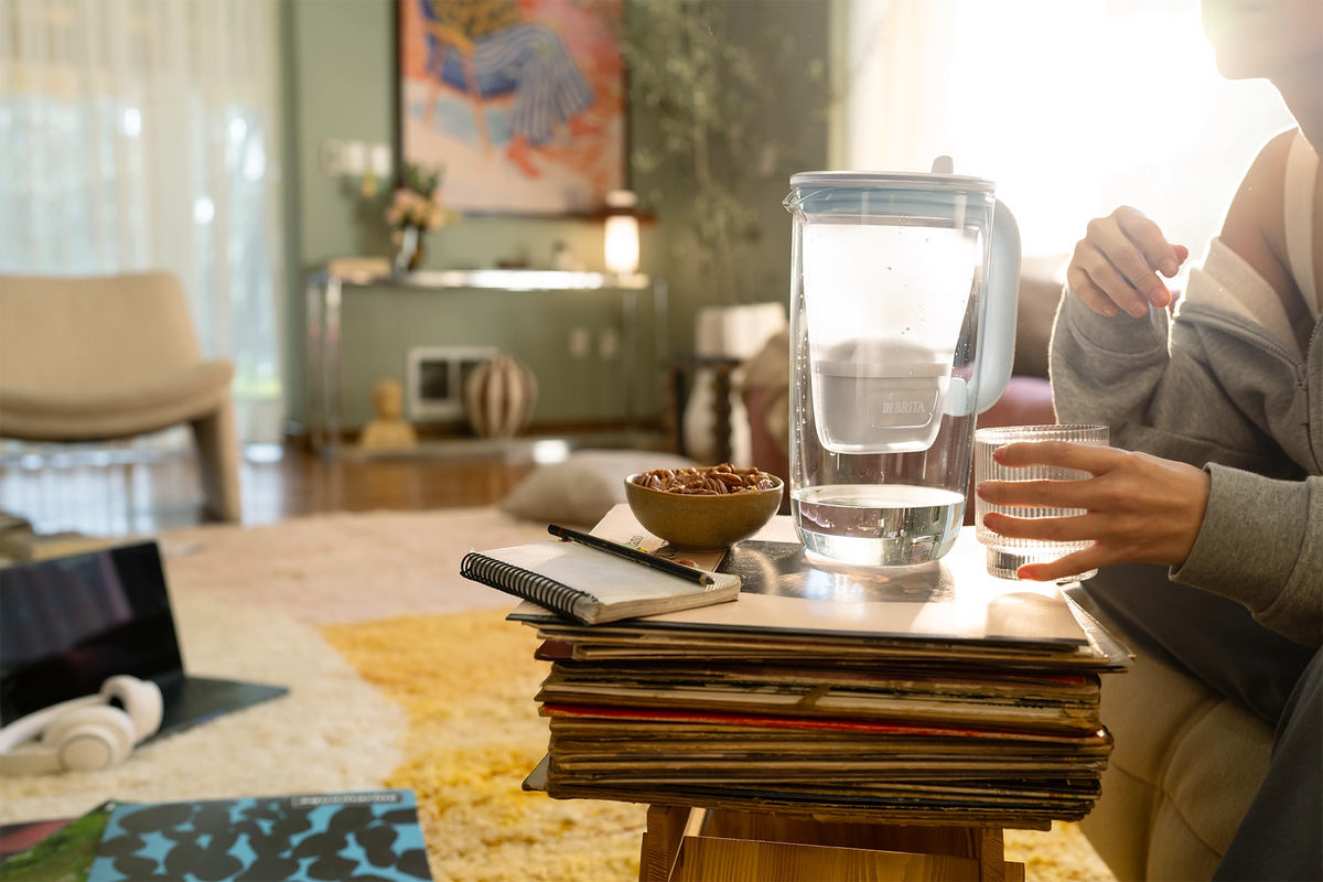 Charger la vidéo : A Video of the BRITA Glass Jug in a Lifestyle Setting