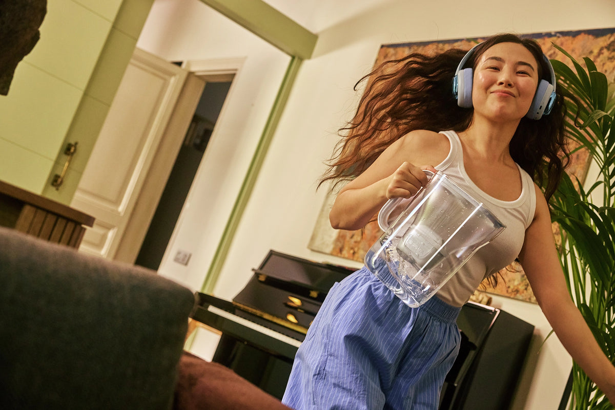 Charger la vidéo : Water filter jug with modern design shown from multiple angles
