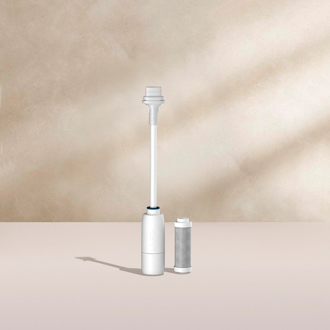 BRITA LARQ filtre Kit de mise à niveau sur fond beige