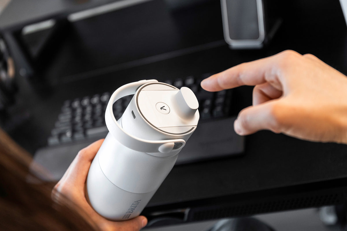 Charger la vidéo : BRITA LARQ iQ water bottle shown from multiple angles