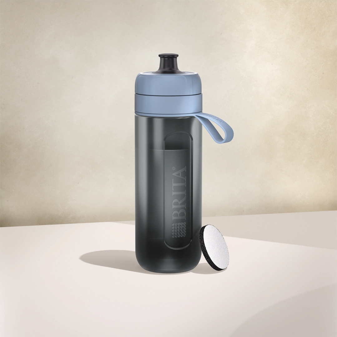 Eau BRITA Active filtre une bouteille bleu foncé sur fond beige