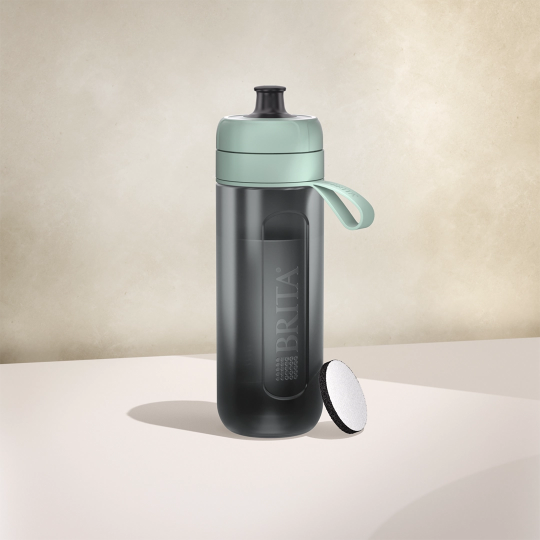 Eau BRITA Active filtre une bouteille vert foncé sur fond beige