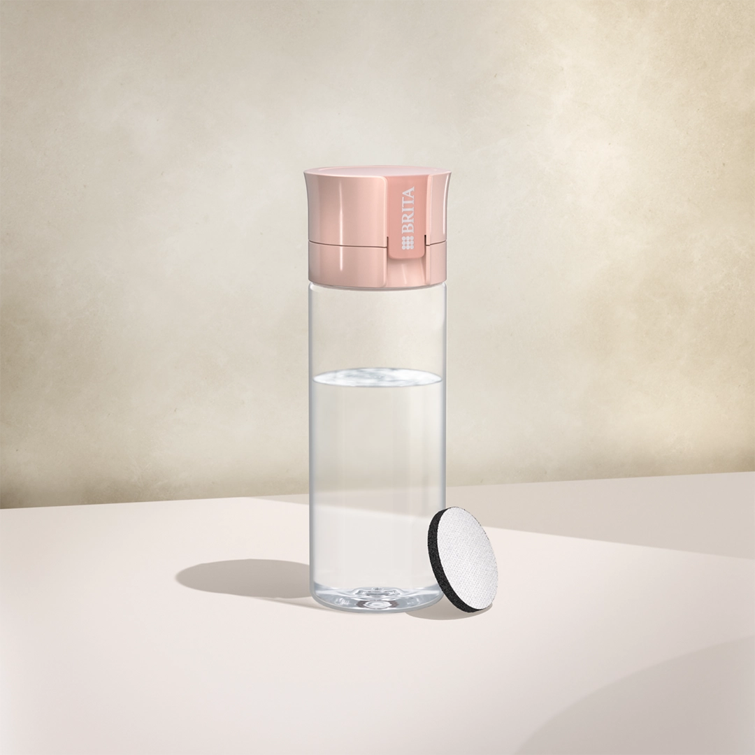 L'eau BRITA filtre bouteille « Vital » couleur abricot sur fond beige