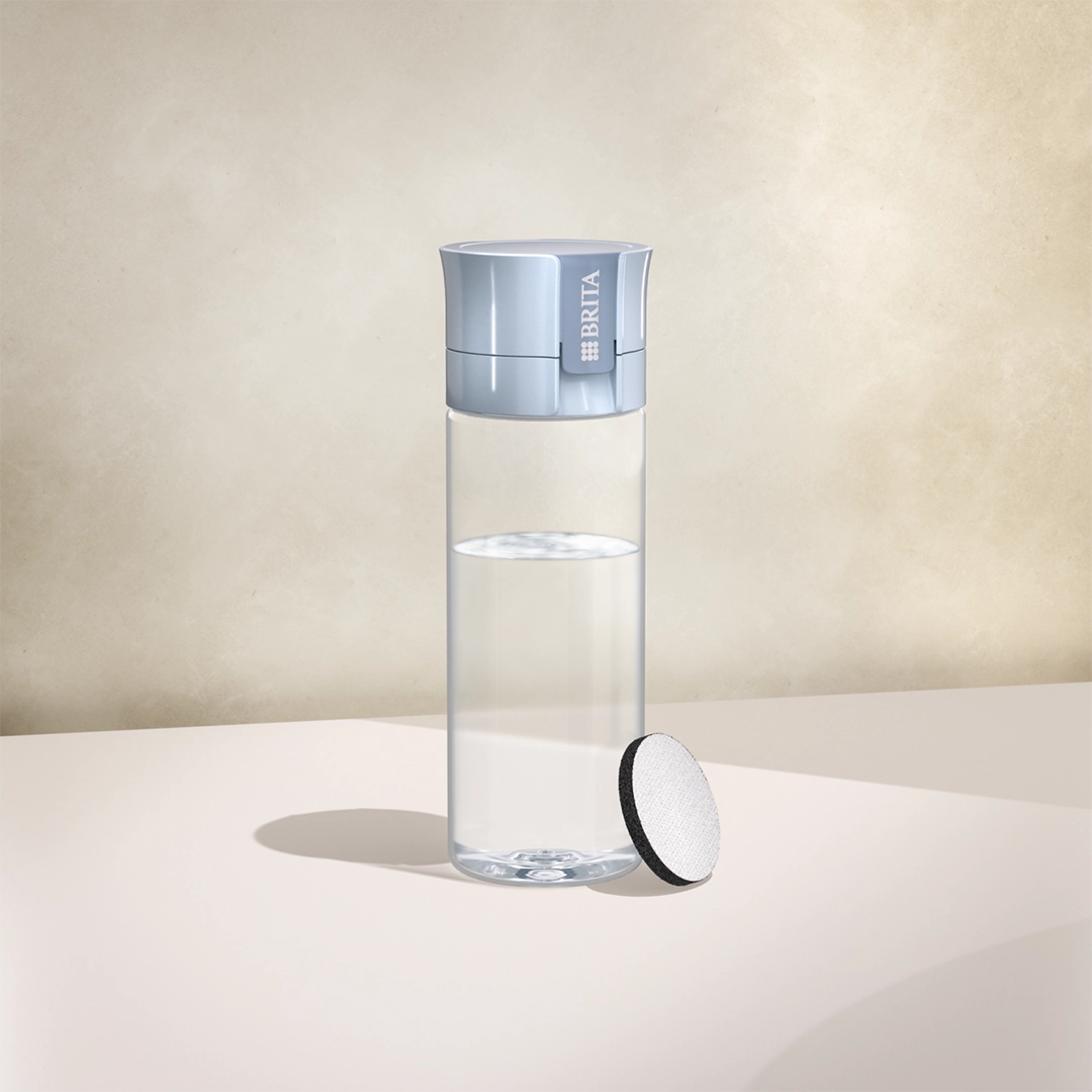 L'eau BRITA filtre une bouteille « Vital » bleu clair sur fond beige