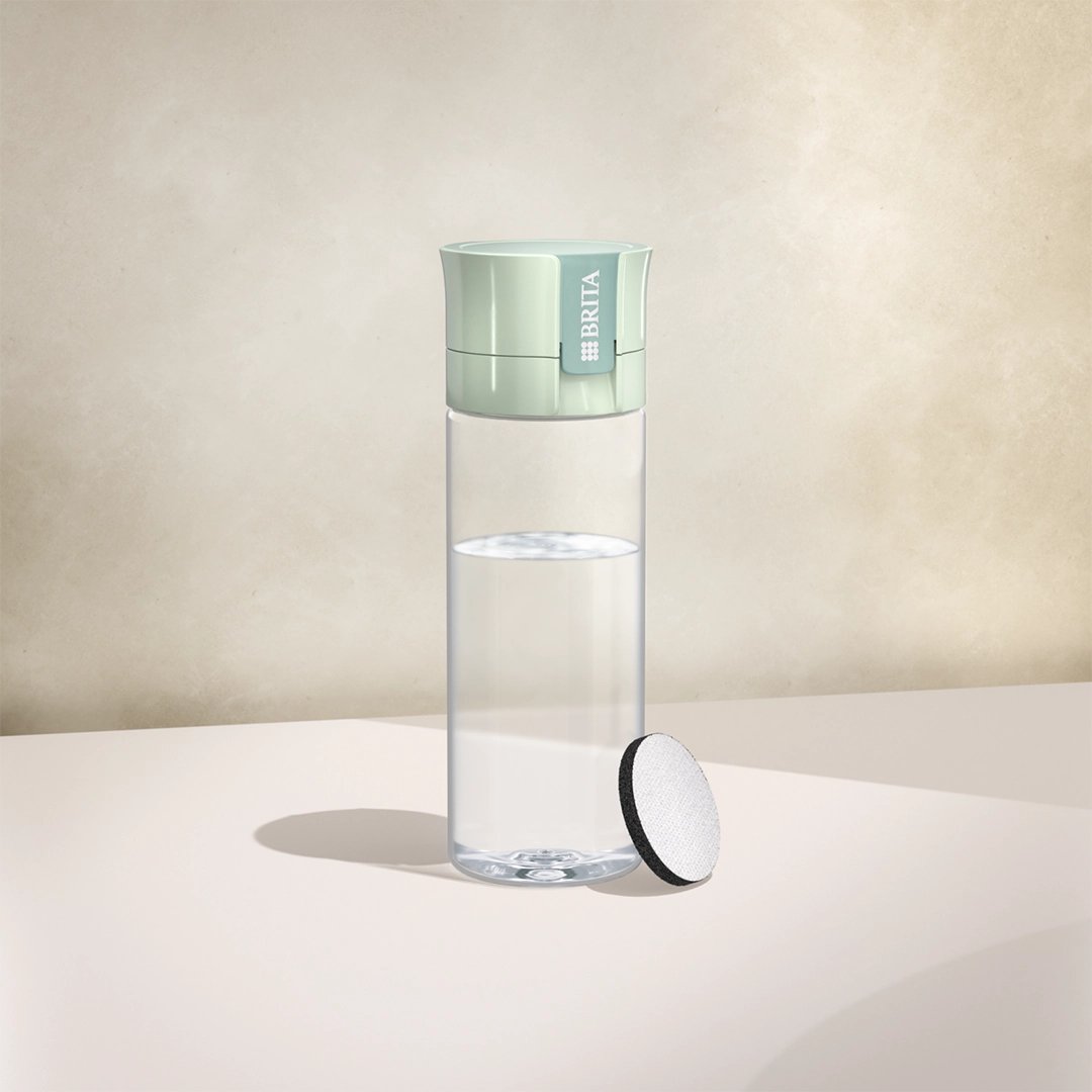 L'eau BRITA filtre une bouteille « Vital » vert clair sur fond beige