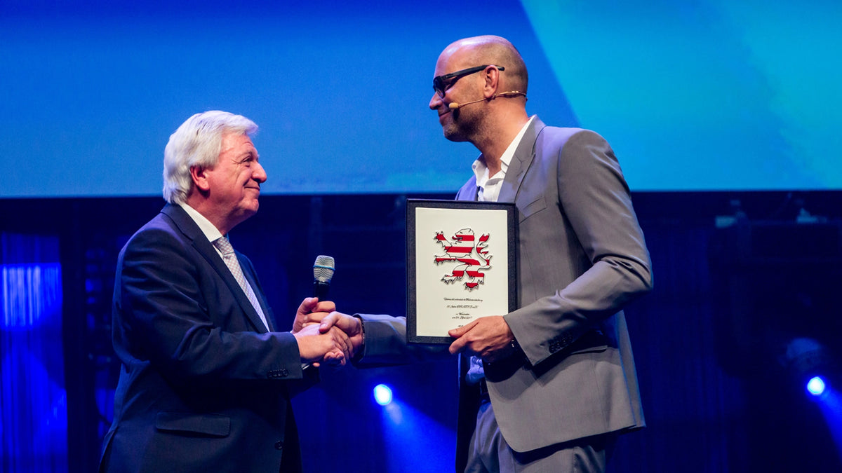 Hessian Prime Minister V. Bouffier congratulates M. Hankammer on BRITA's 50th anniversary