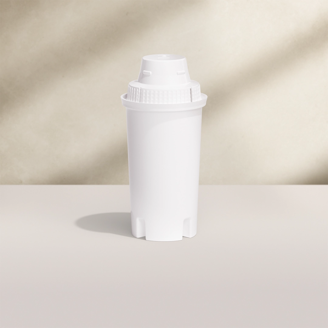 BRITA CLASSIC filtre sur un fond beige