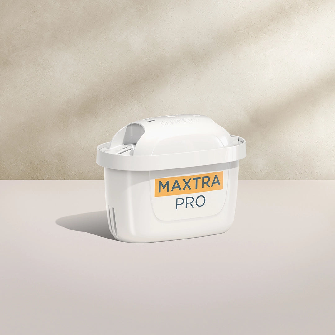 Une BRITA BRITA MAXTRA PRO EXPERT ANTI-TARTRE cartouche filtrante sur un fond beige