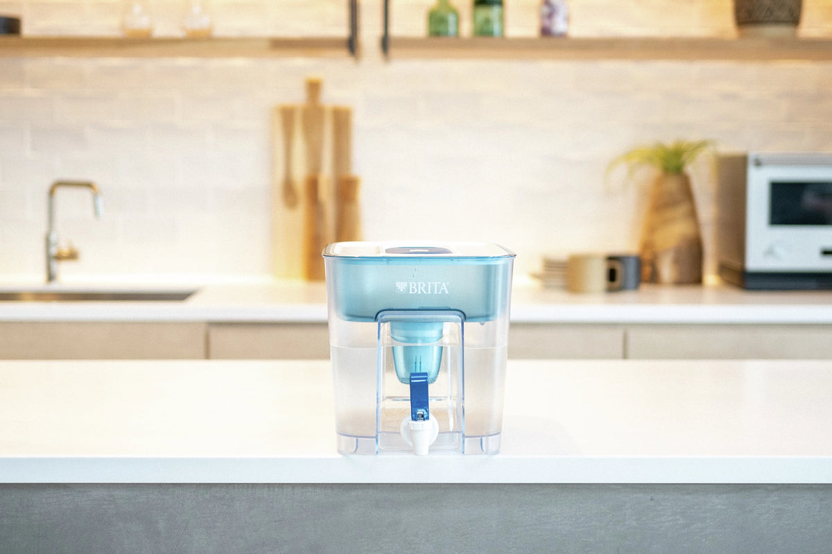 Charger la vidéo : Rectangular tabletop water filter shown from multiple angles