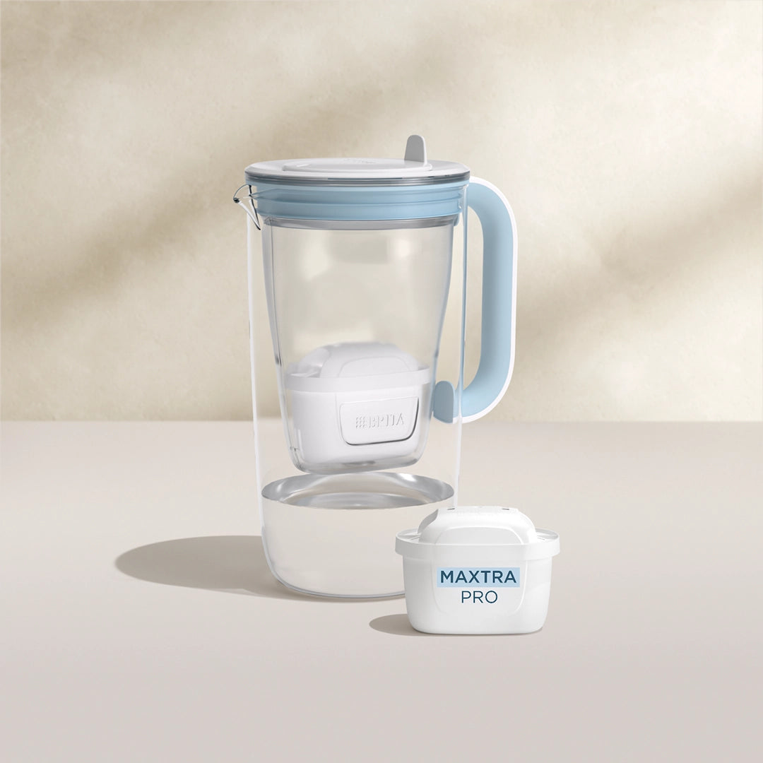 De l'eau filtre Carafe en verre en bleu sur fond beige