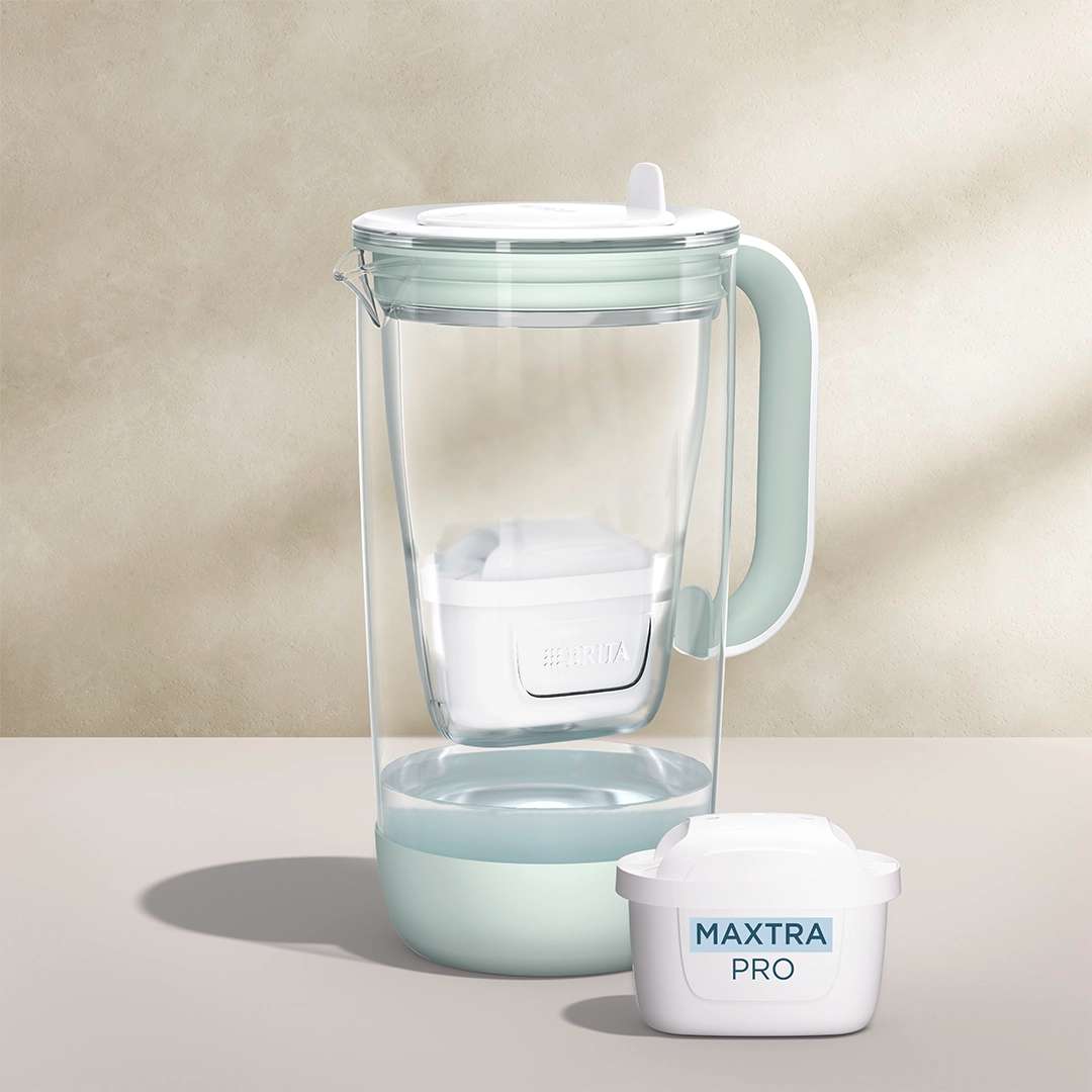 De l'eau filtre Carafe en verre en vert sur fond beige
