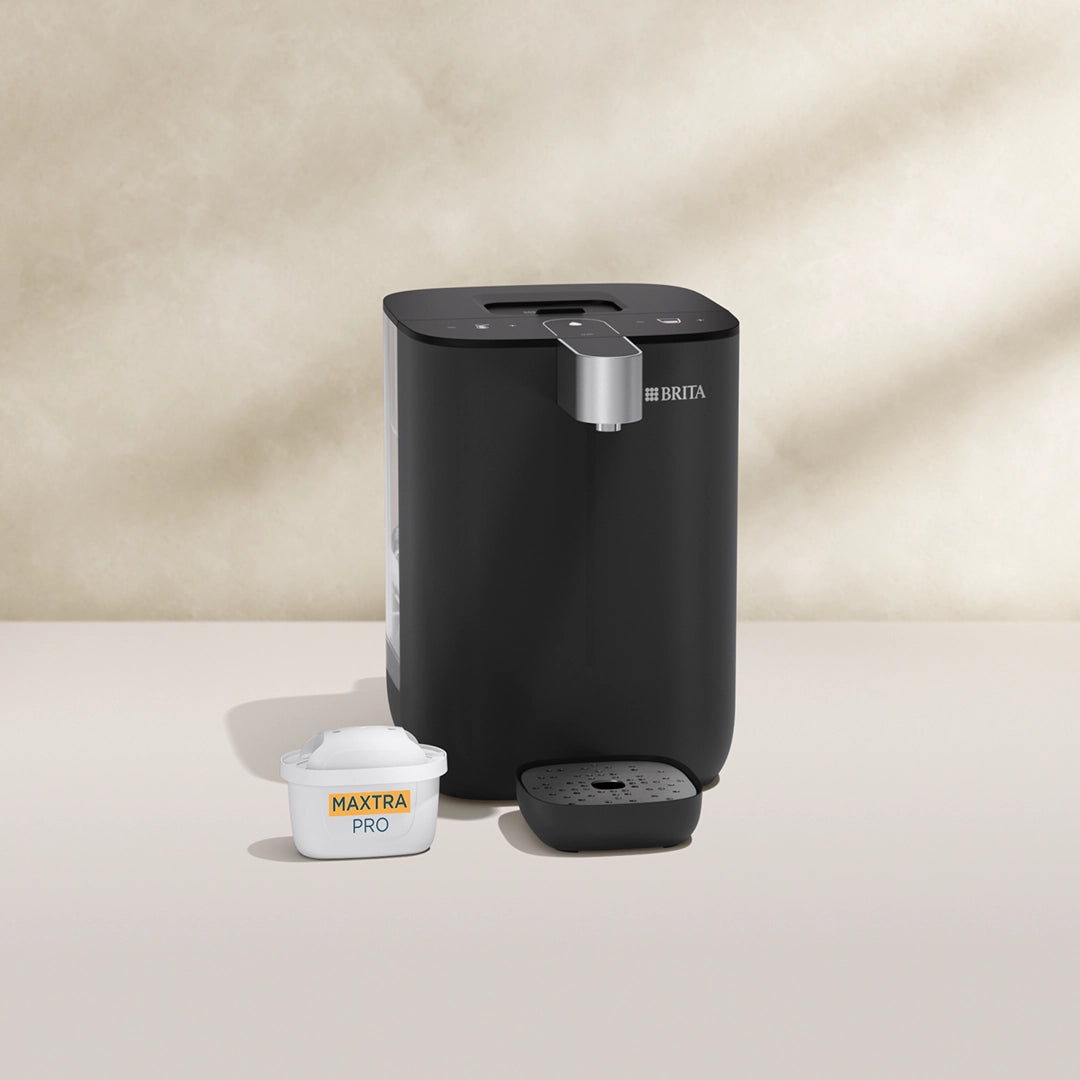 BRITA YOURCE mini en noir sur fond beige